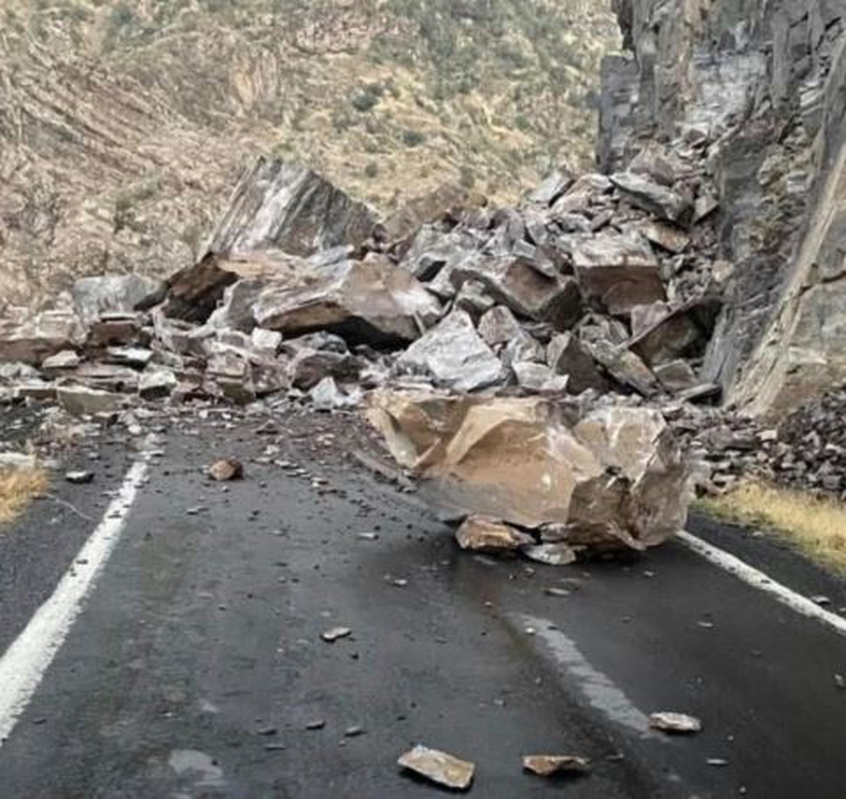 Şırnak Beytüşşebap kara yolu Komato Dağı'ndan kopan kayalarla ulaşıma kapandı
