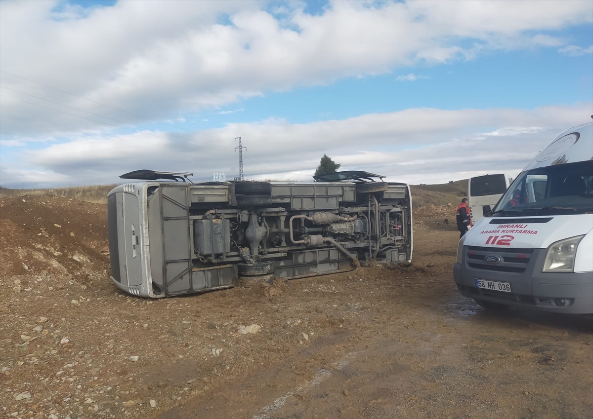 Sivas İmranlı'da cezaevi nakil aracı devrildi, 2 jandarma 1 infaz memuru yaralandı