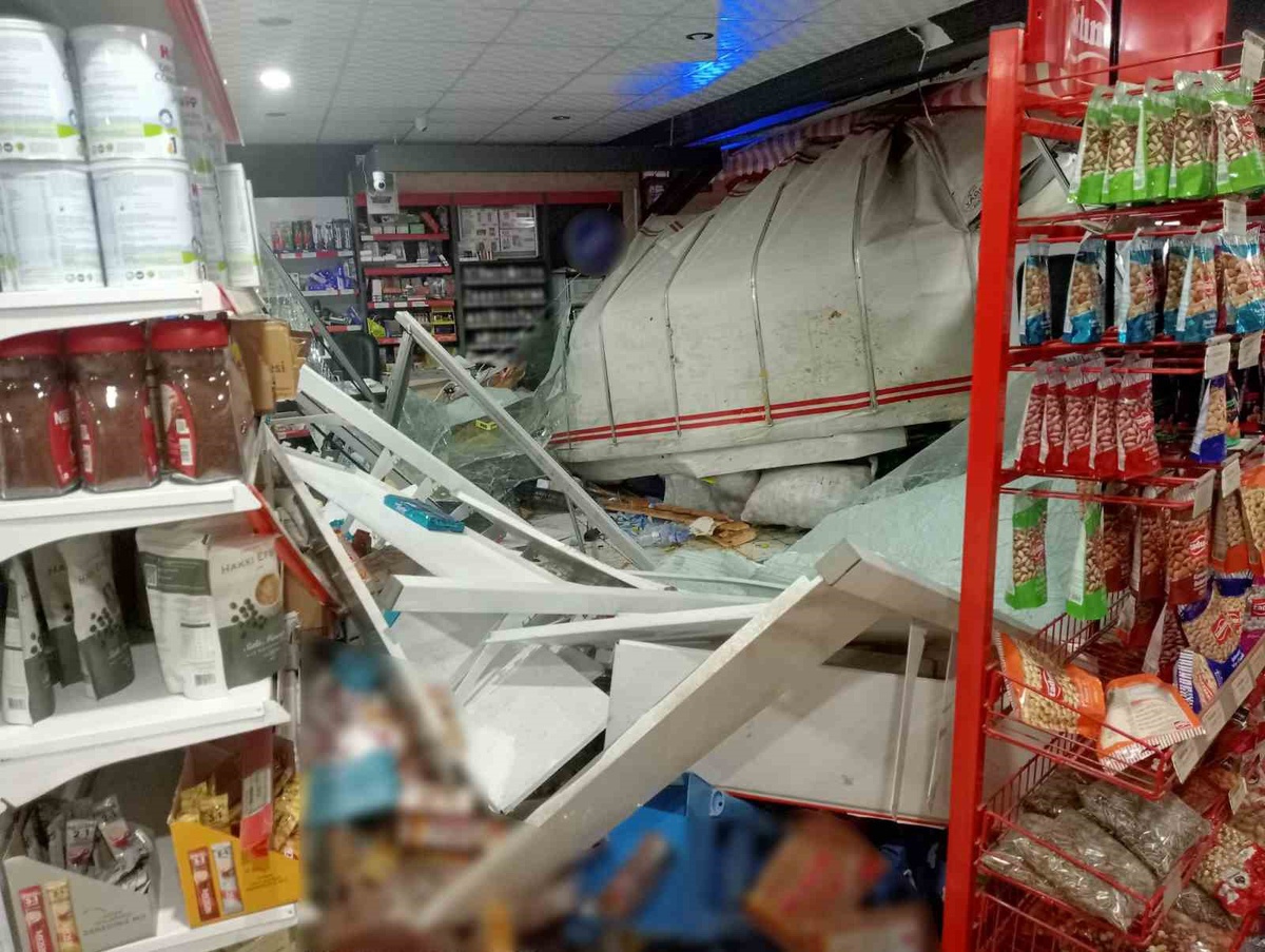 Sivas Koyulhisar'da markete dalan kamyonetin neden olduğu kazada 2 kişi yaralandı