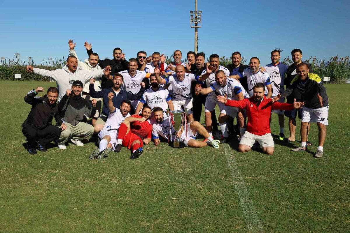 Tatvan Masterlar, Antalya'da 24 takımlı turnuvada şampiyon oldu