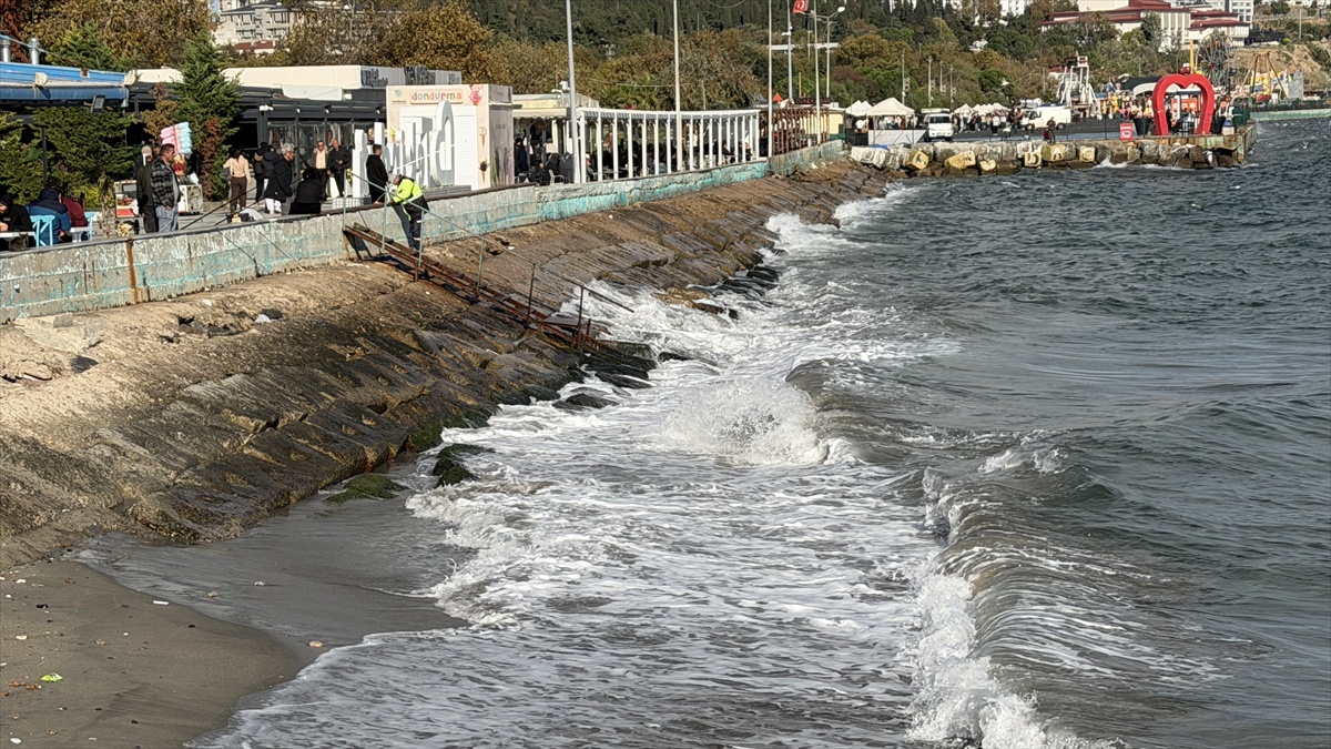 Tekirdağ'da lodostan deniz ulaşımı aksadı, 6 şilep ve tanker açığa demirledi