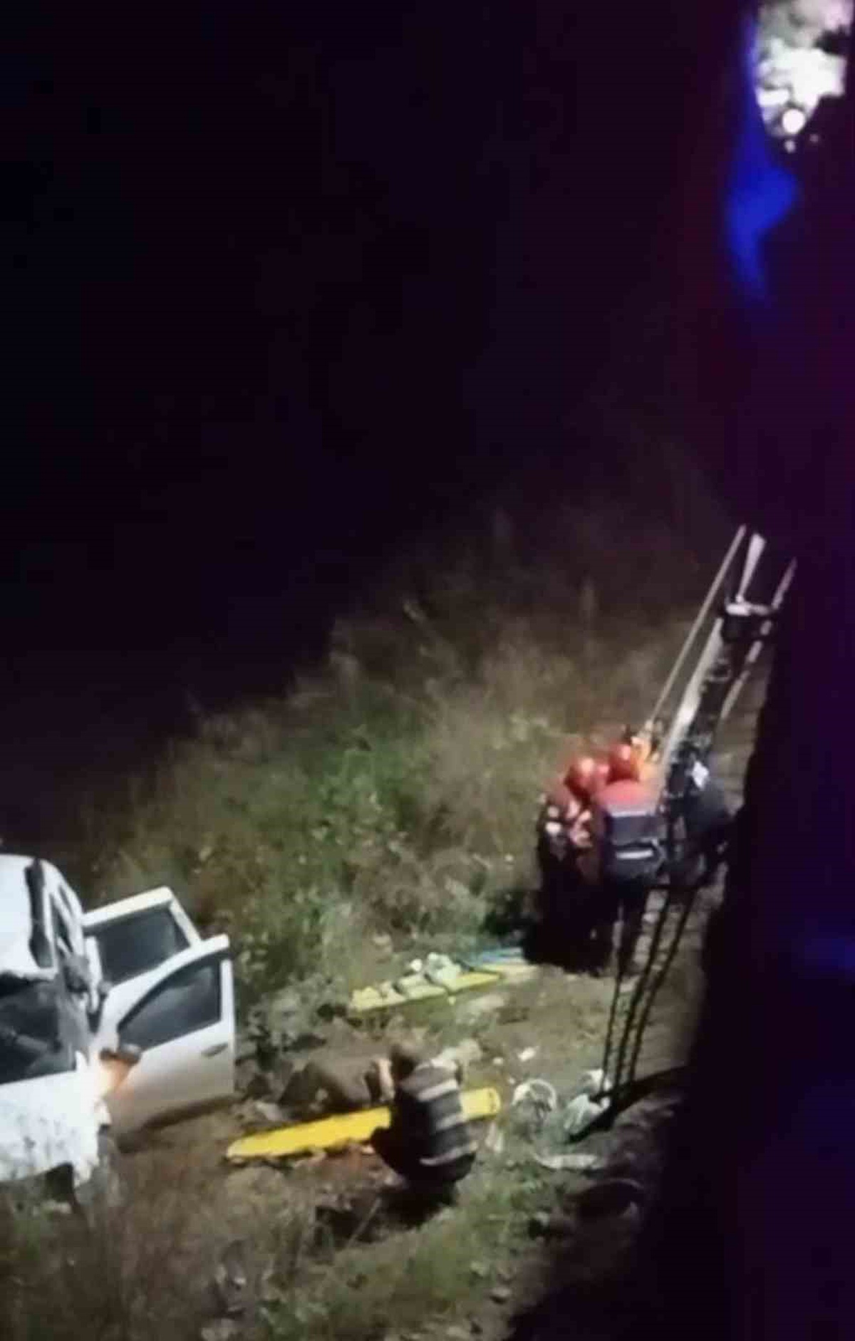 Trabzon Araklı'da bariyerleri aşan araç dereye uçtu, 5 kişi yaralandı