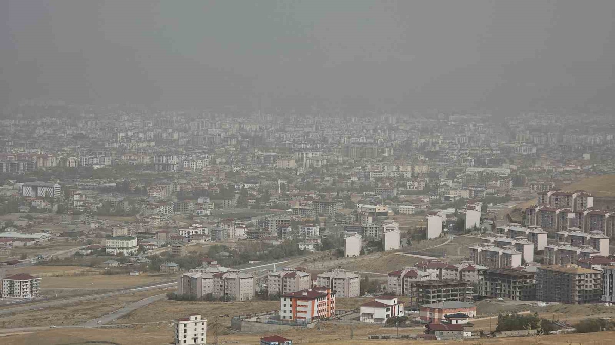 Van'da Basra Körfezi'nden gelen toz bulutları görüş mesafesini düşürdü