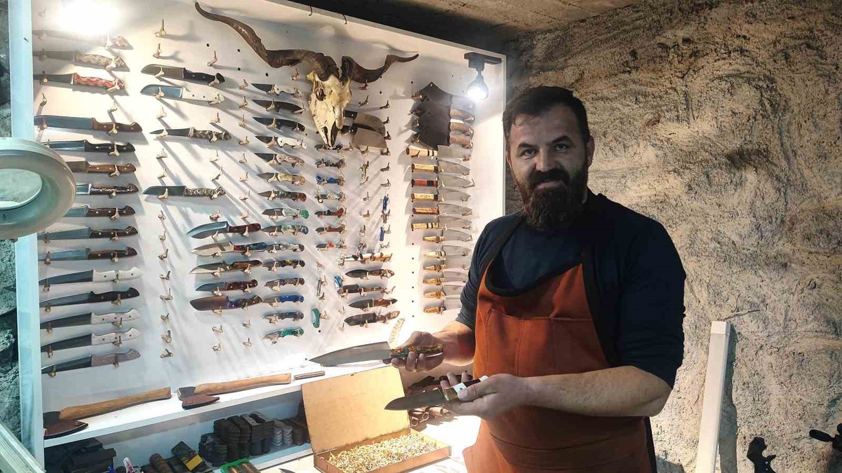 Yozgat'ta elektrik teknisyeni Abdullah Özkan hurda metalleri bıçaklara dönüştürüyor