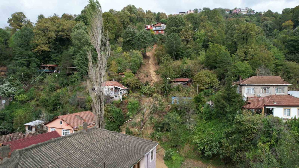 Zonguldak Çaydamar'da heyelan evin yolunu kapatıp elektriği kesti