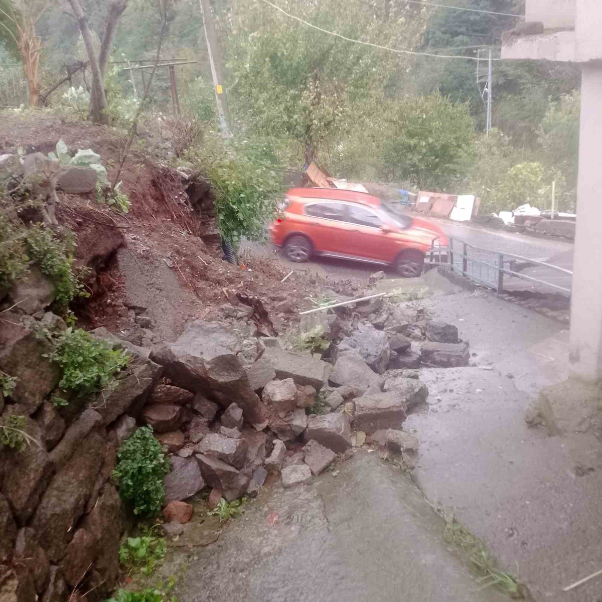 Zonguldak'ın Karadeniz Ereğli'sinde çöken perde duvar sakinleri mağdur etti