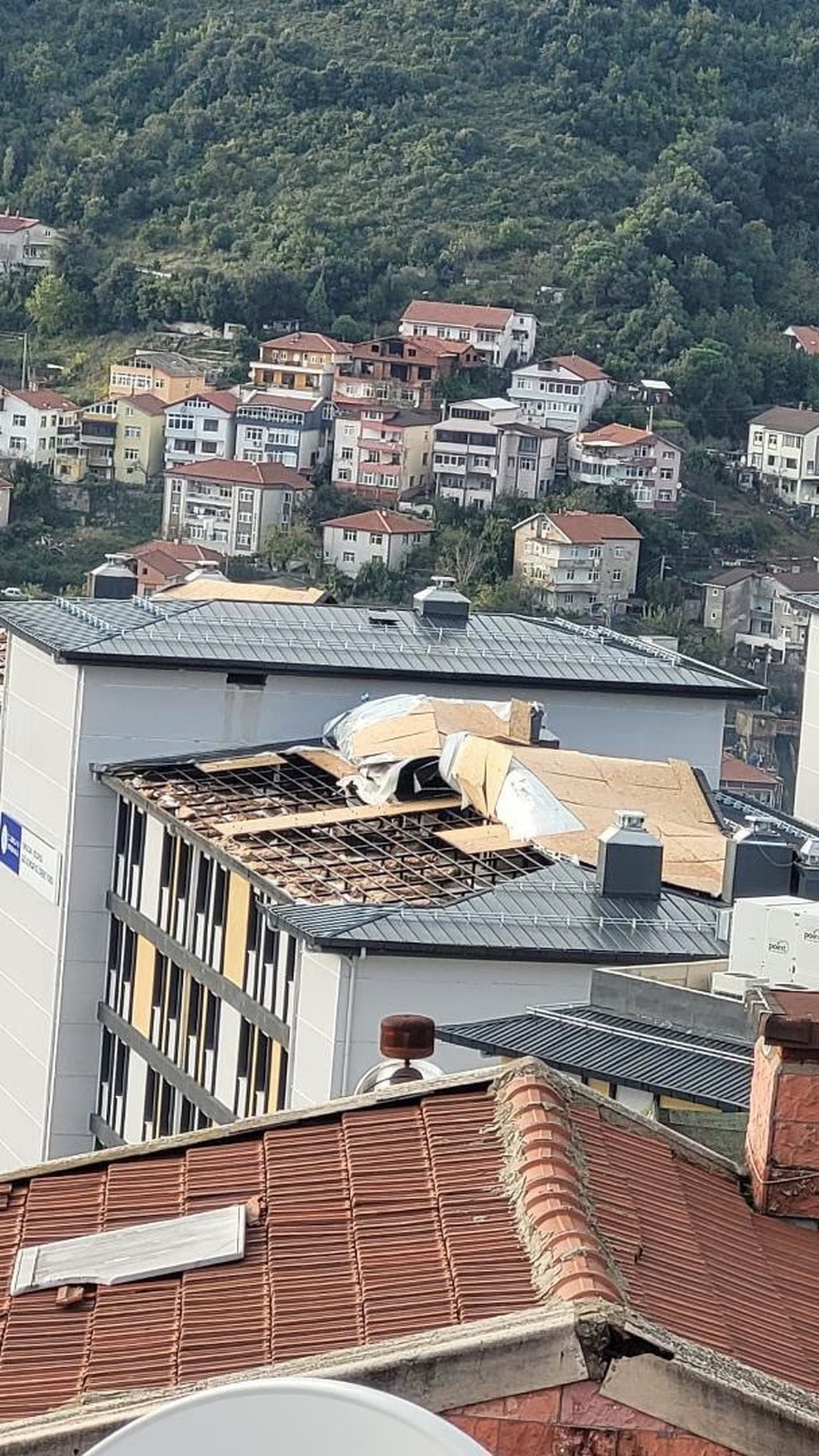 Zonguldak Karadeniz Ereğli'de fırtına KYK kız yurdu çatısını söktü, yaralanan yok