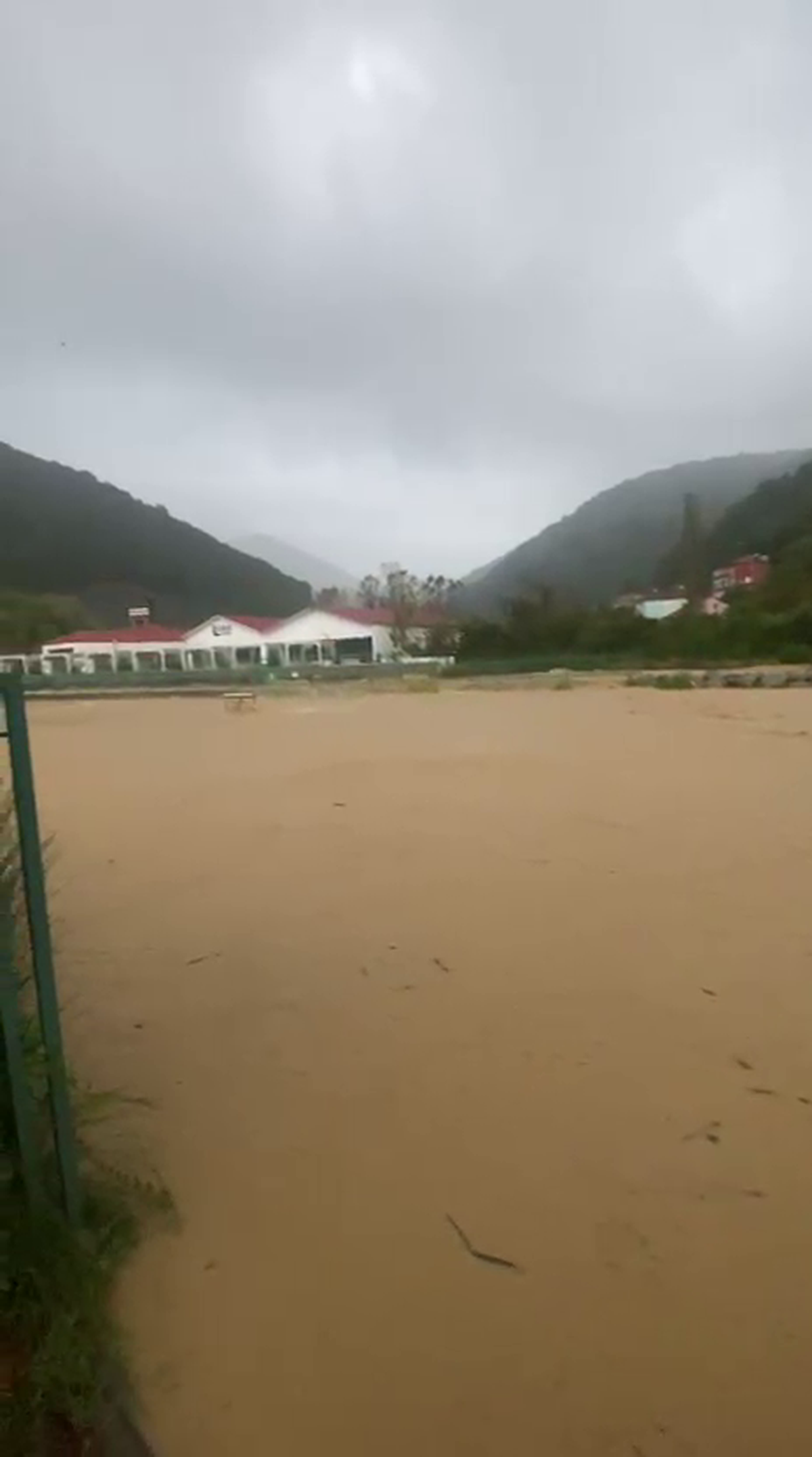 Zonguldak Kozlu'da sağanak sonrası Ilıksu Deresi taştı, plaj sular altında kaldı