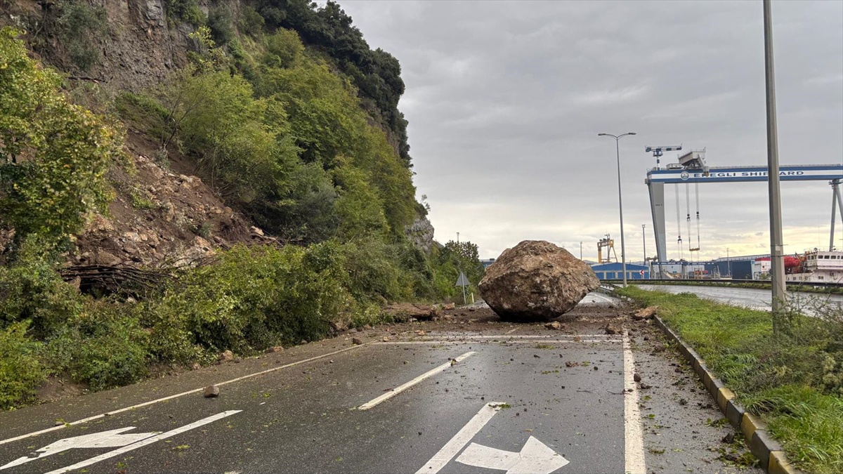 Zonguldak'ta Ereğli-Alaplı yolu sağanakta düşen kaya nedeniyle tek yönde kapandı