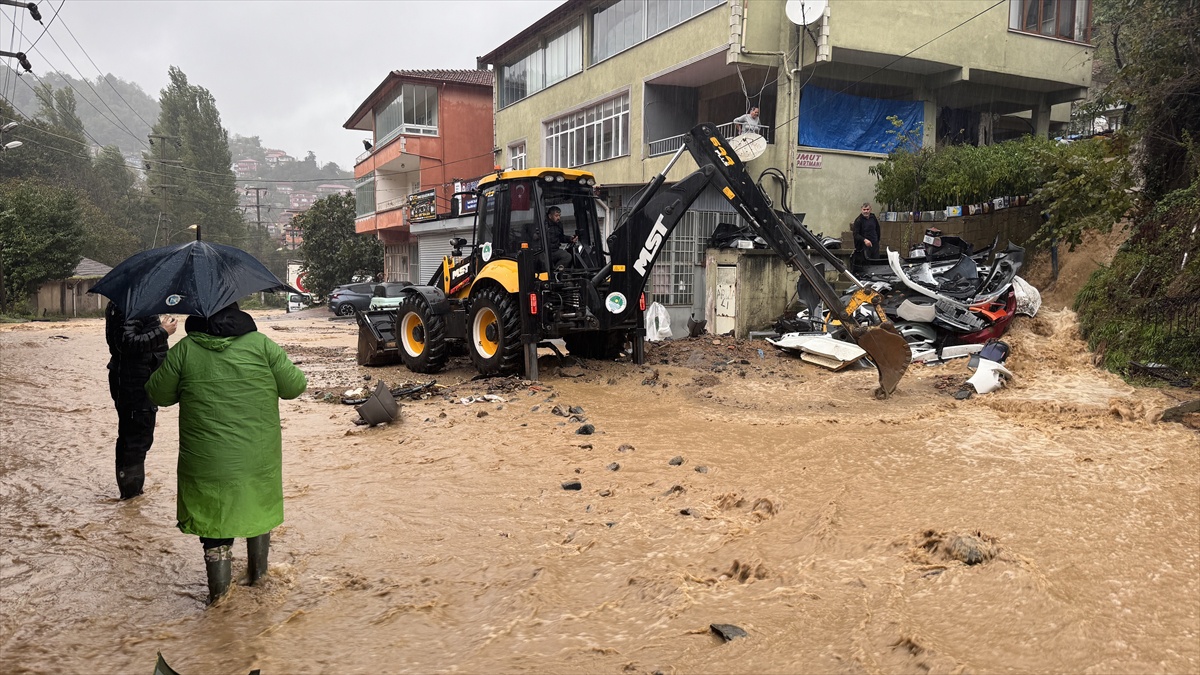 Zonguldak'ta sağanak hayatı olumsuz etkiledi: Dükkanları su bastı, araçlar zor ilerledi