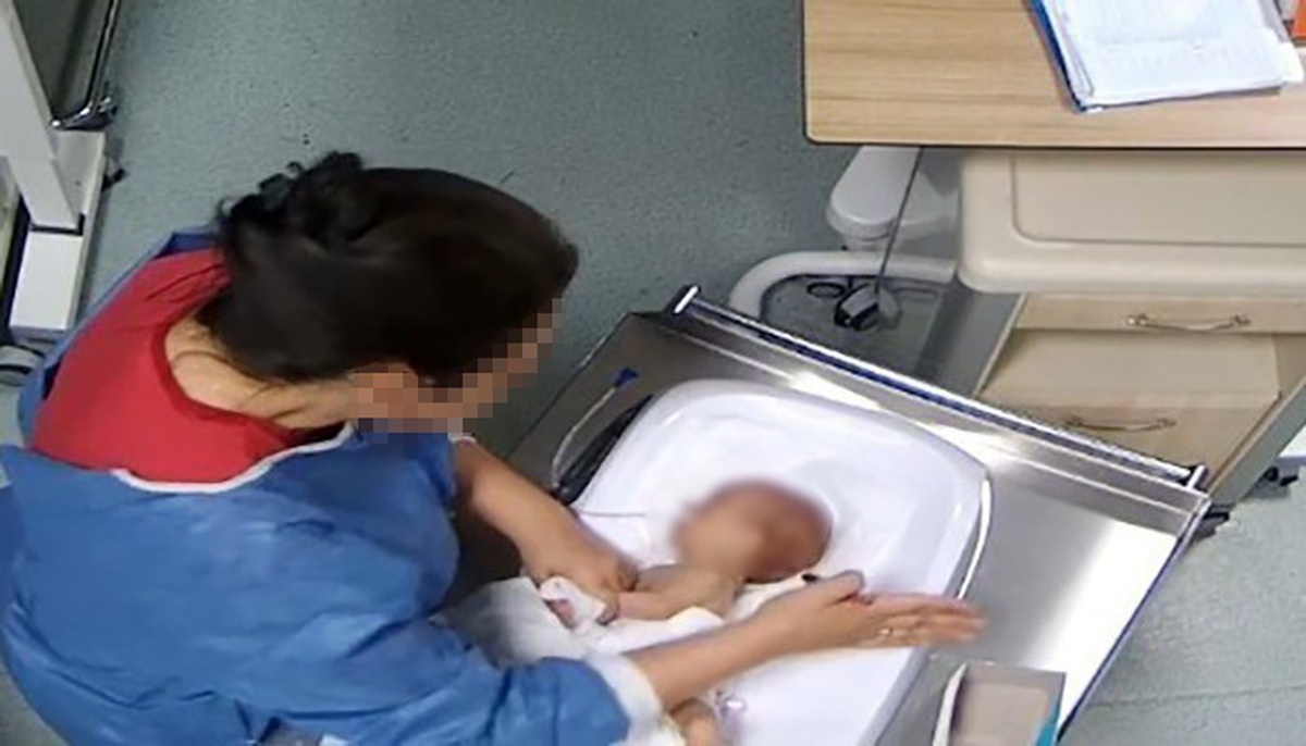 5 günlük bebeğe şiddet iddiasıyla yargılanan hemşirenin tutukluluğu sürüyor