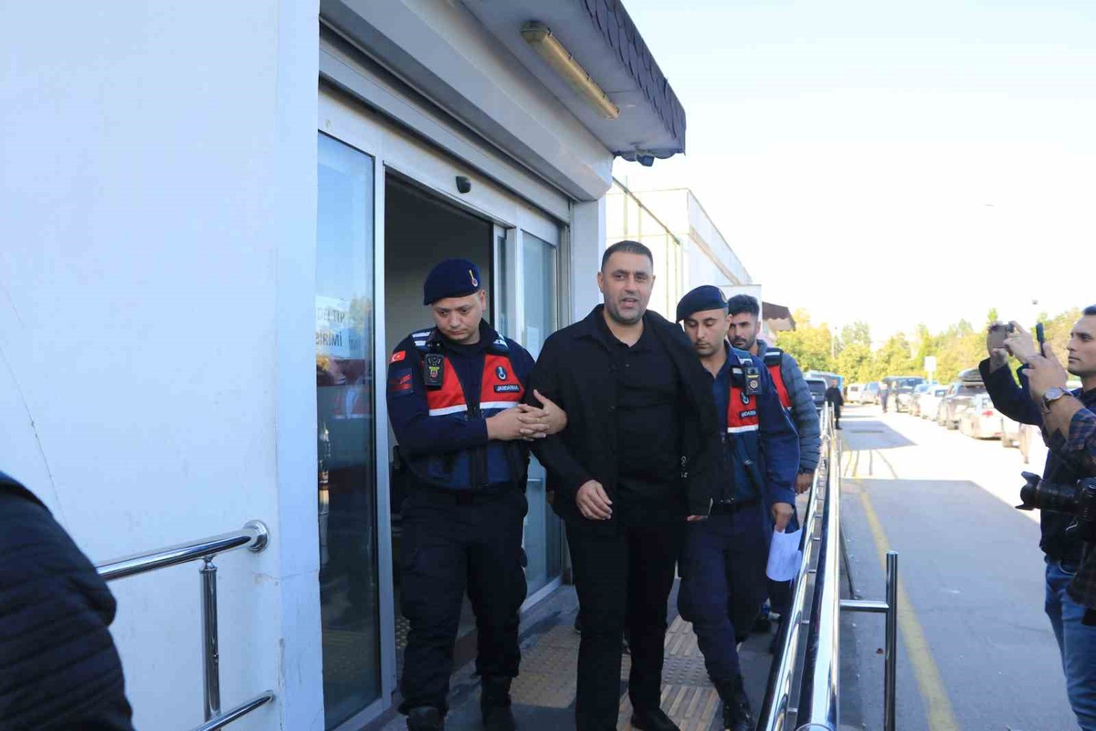 Adana'da Çukurova Belediyesi operasyonunda 44 şüpheli jandarmaya götürüldü