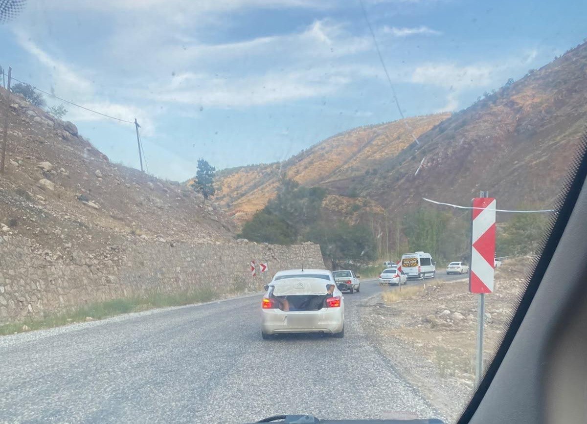 Adıyaman-Çelikhan karayolunda otomobil bagajında yolculuk yapan kişi şaşırttı