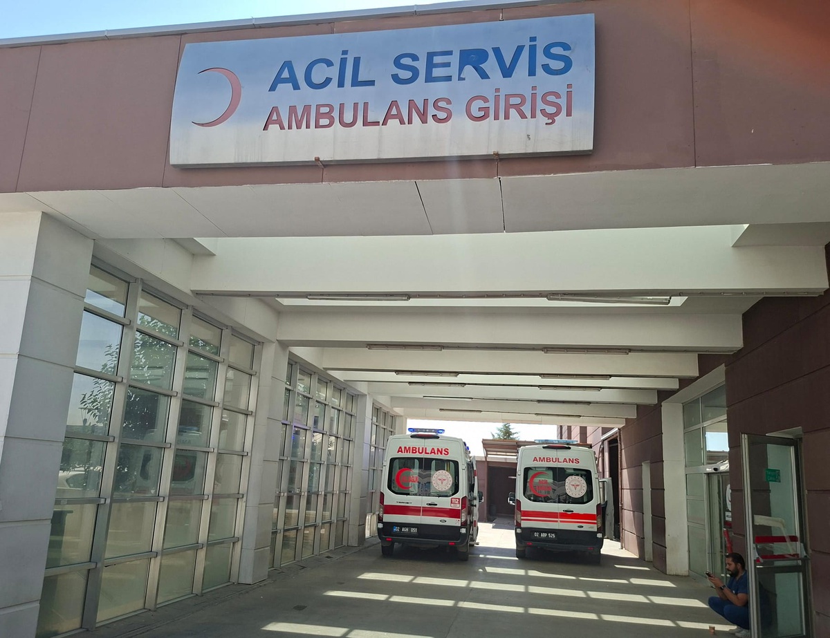 Adıyaman'da dengesini kaybederek merdiven boşluğuna düşen işçi ağır yaralandı