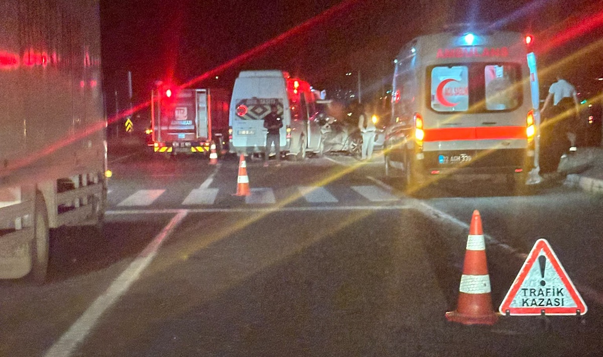 Adıyaman'da tarım işçilerini taşıyan minibüs ile otomobil çarpıştı, 15 kişi yaralandı