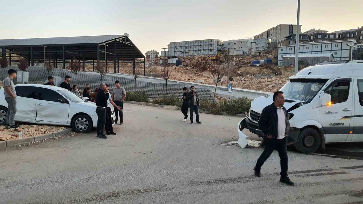 Adıyaman'ın merkez İndere bölgesinde minibüsle otomobil çarpıştı, 4 kişi yaralandı