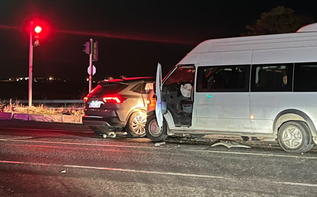 Adıyaman’da otomobil ile minibüs çarpıştı: 12 yaralı