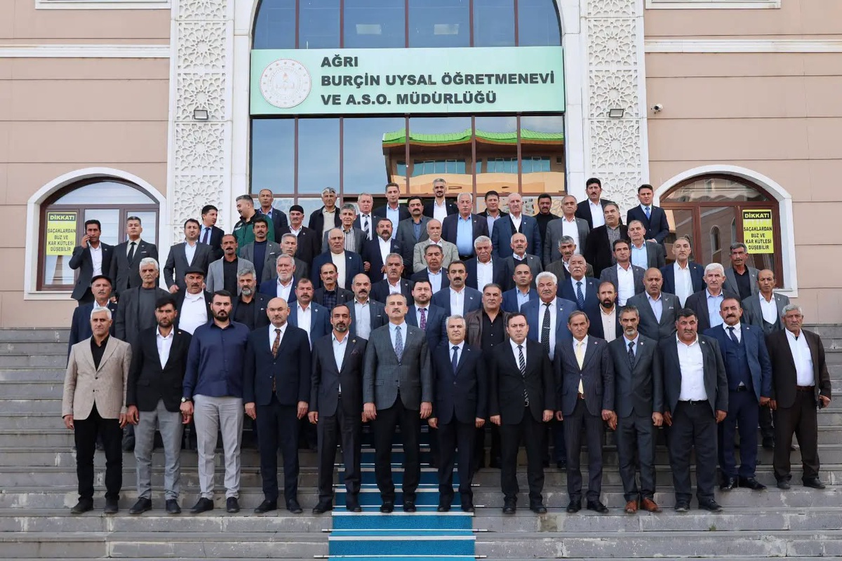 Ağrı Valisi Bozkurt, Muhtarlar Günü'nde Ağrı Muhtarlar Derneği'ni ziyaret etti
