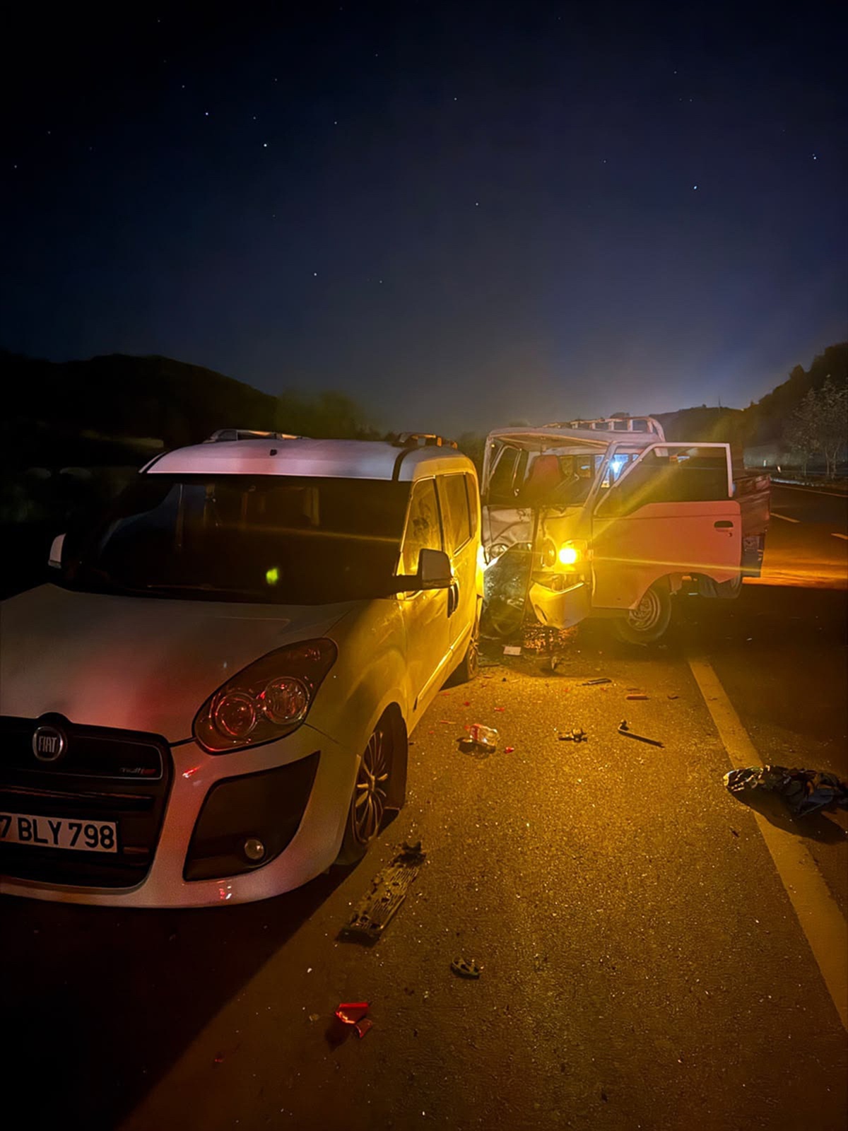 Alanya'da kamyonet park halindeki araca çarptı, sürücü yaralanıp hastaneye kaldırıldı