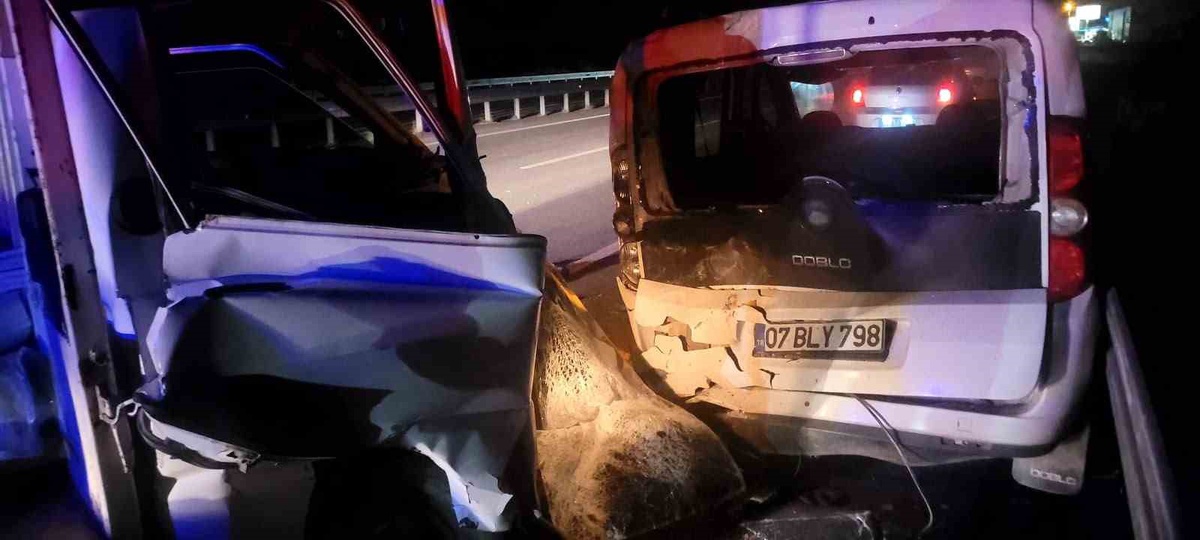 Alanya'da kamyonet yol kenarındaki otomobile çarptı, kamyonet sürücüsü yaralandı