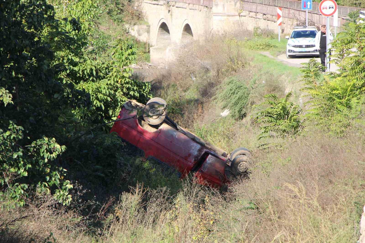 Amasya'da takla atıp dereye uçan minibüsteki 9 kişi yaralandı