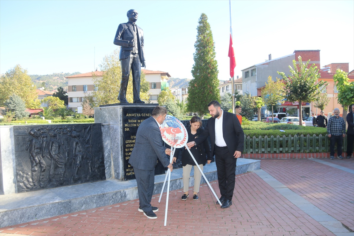 Amasya Taşova'da muhtarlar Muhtarlar Günü'nde Atatürk Anıtı'na çelenk bıraktı