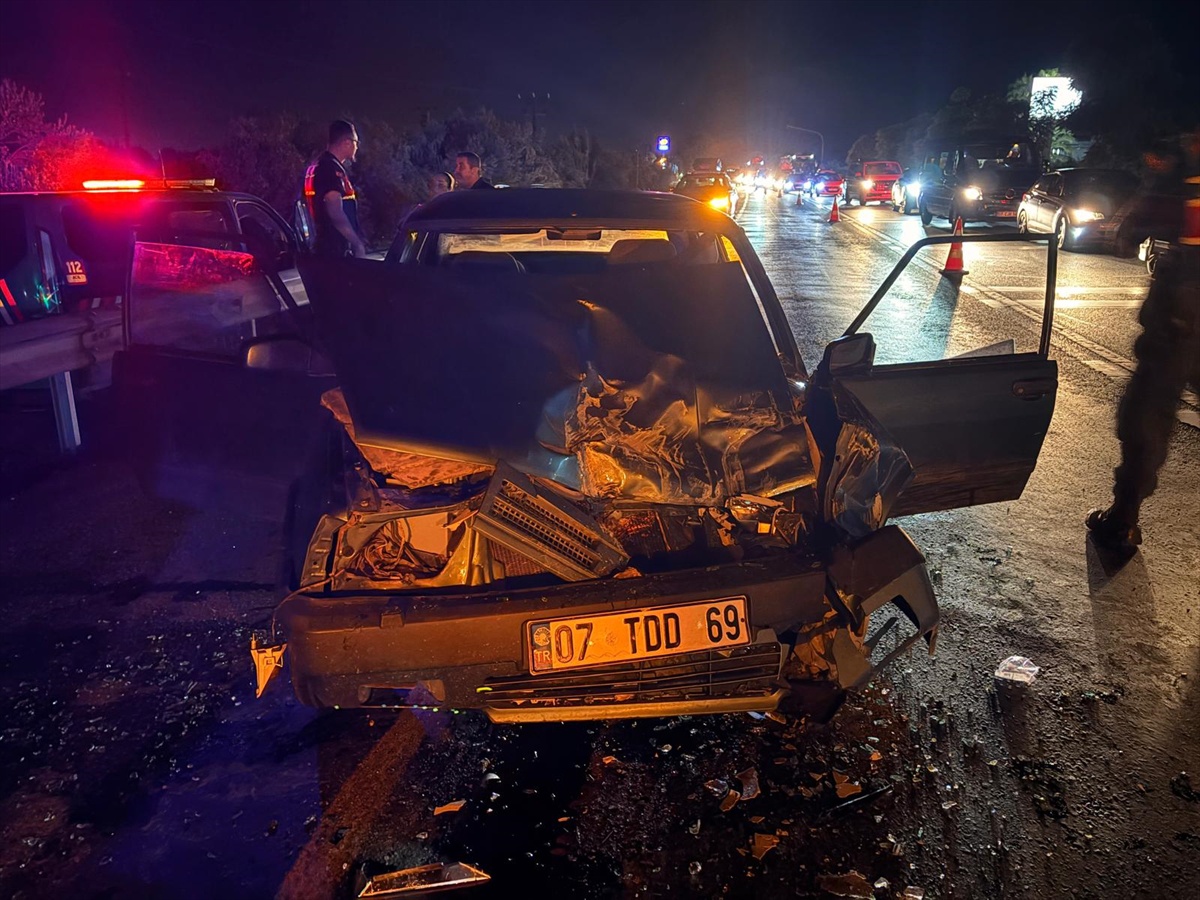 Antalya Manavgat'ta otobüse arkadan çarpan otomobilin sürücüsü ağır yaralandı