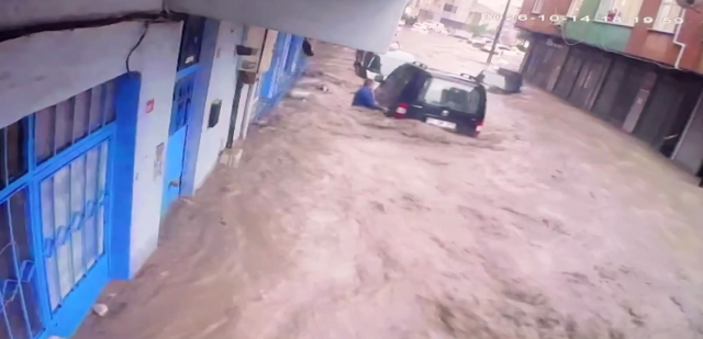 Ayazağa'da sel felaketinde araçların üst üste bindiği anlar görüntülendi