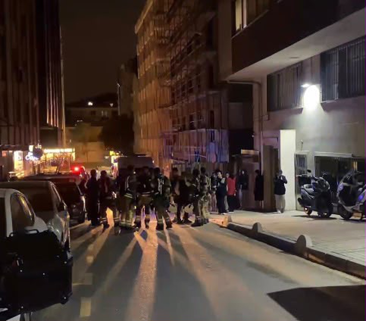 Bahçelievler'de 6 katlı oteldeki yangında konaklayanlar tahliye edildi