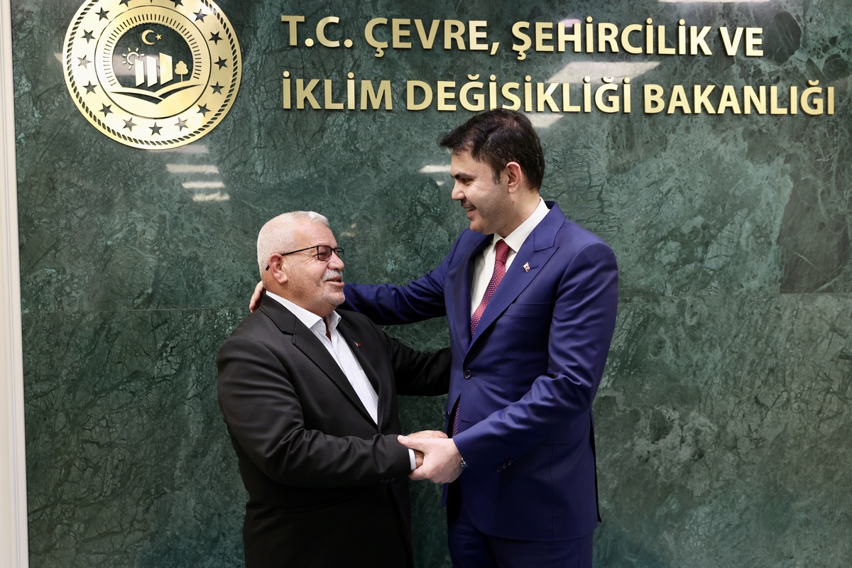 Bakan Kurum, depremde 5 çocuğunu kaybeden Bayram Kahraman'ı ağırladı