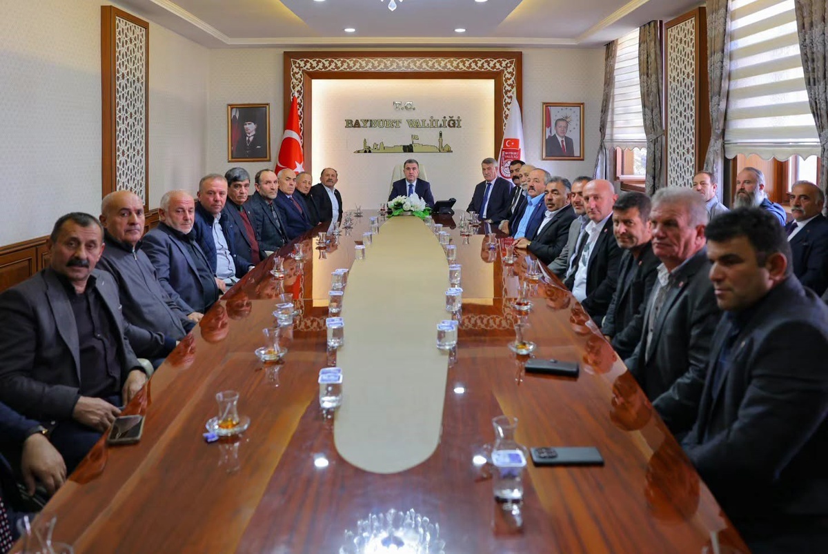 Bayburt Valisi Eldivan, Muhtarlar Günü'nde köy ve mahalle muhtarlarıyla buluştu