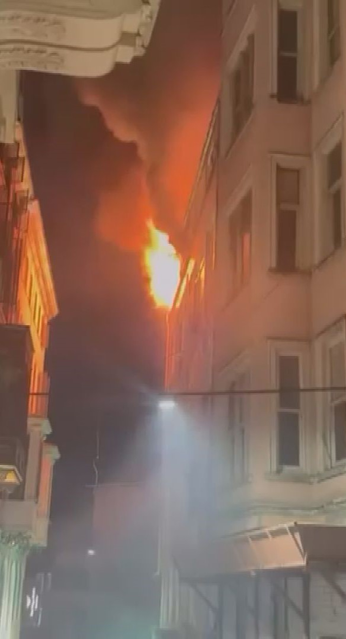 Beyoğlu'nda otelde yangın
