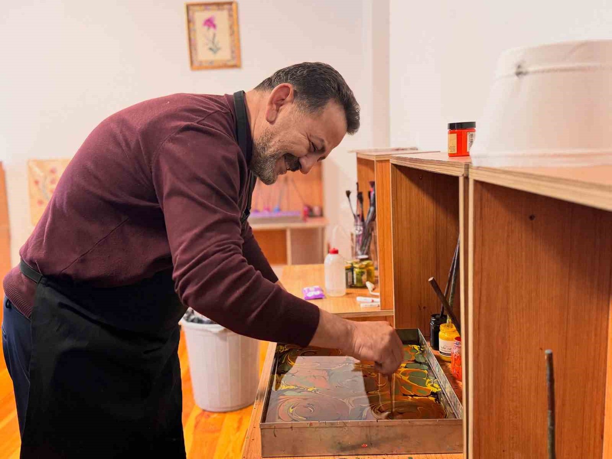 Bilecik Aile ve Sosyal Hizmetler İl Müdürü İlhan ebru ve deri kurslarında sanat yaptı