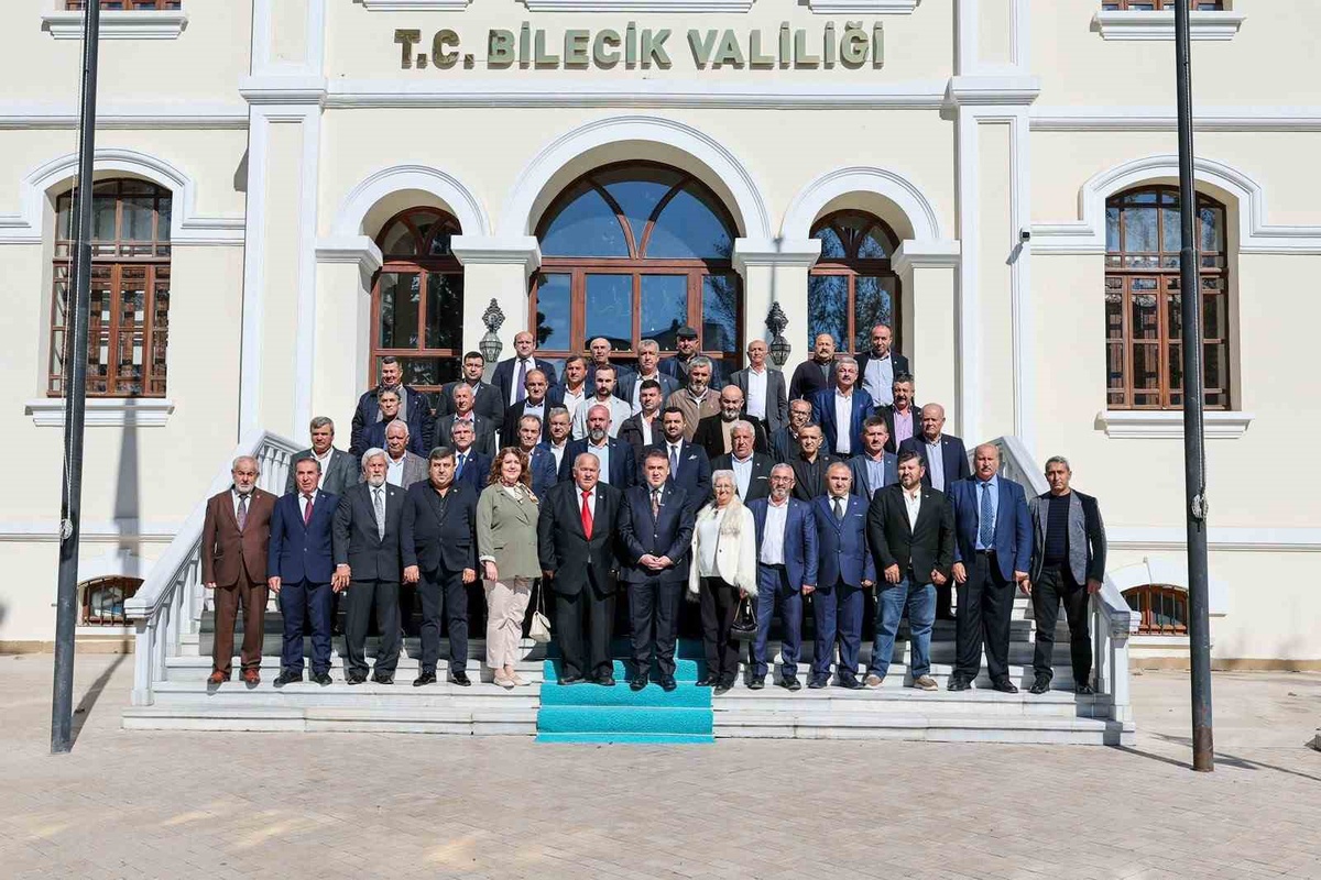 Bilecik Valisi Sözer, Muhtarlar Günü'nde dernek başkanı ve muhtarlarla buluştu