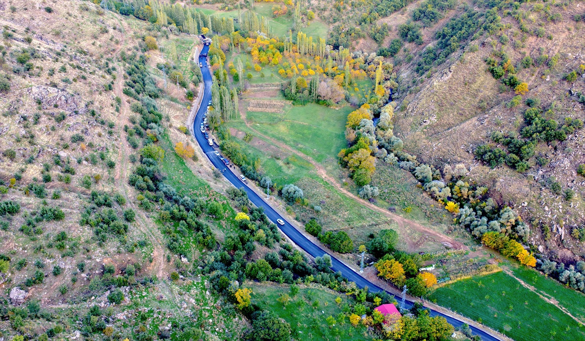 Bitlis'te 20 kilometrelik Kesan Deresi grup yolunun yarısı asfaltlandı