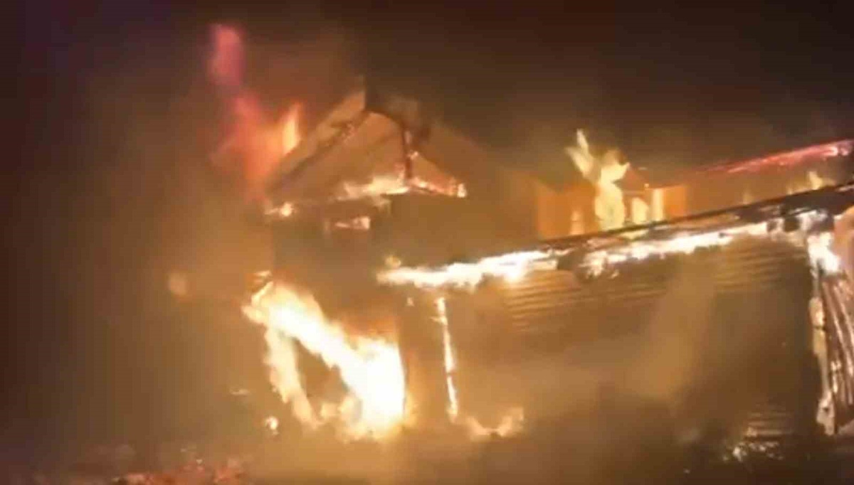 Bolu'da yayla evindeki yangın rüzgarın etkisiyle ahır, odunluk ve garaja sıçradı