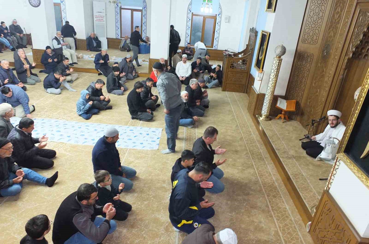 Burhaniye'de sabah namazı buluşması Mehmet Kocaatlı Camii'nde yapıldı
