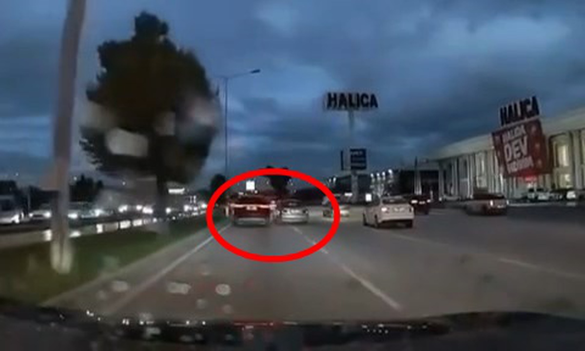 Bursa Nilüfer'de iki sürücünün yol verme tartışması araç kamerasına yansıdı