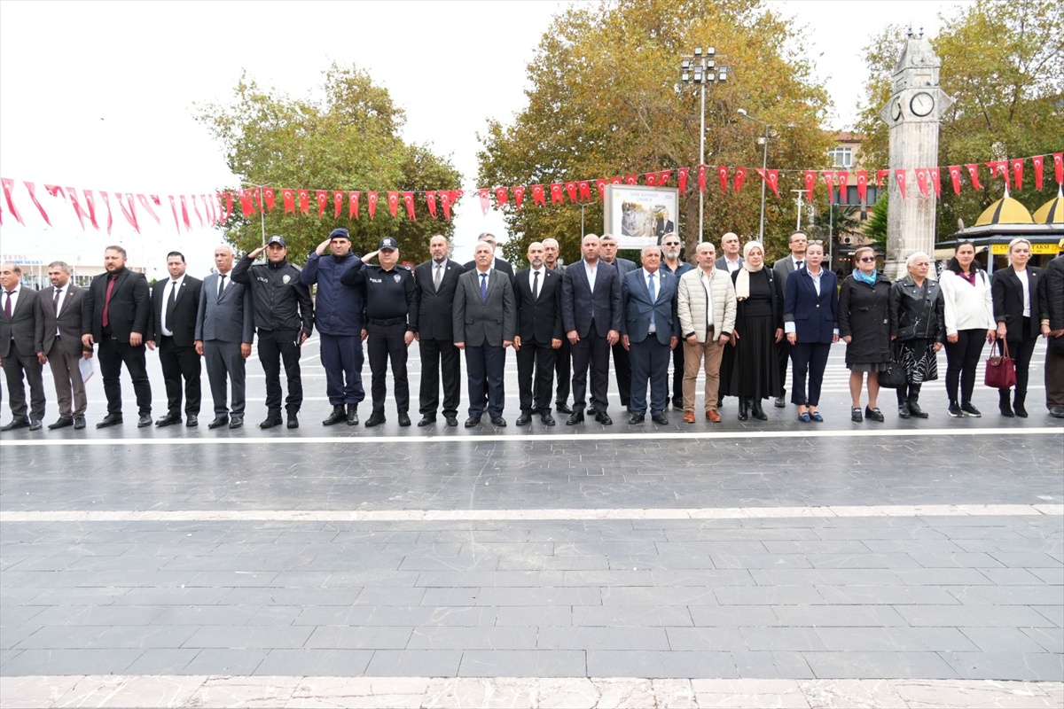 Çınarcık'ta 19 Ekim Muhtarlar Günü töreninde Atatürk Anıtı'na çelenk sunuldu