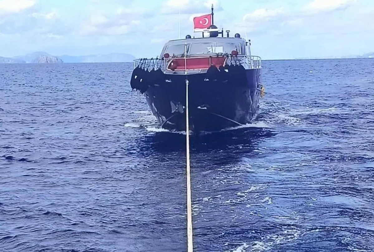 Datça'da makine arızasıyla sürüklenen tekne, KIYEM-6 botuyla yedeklendi