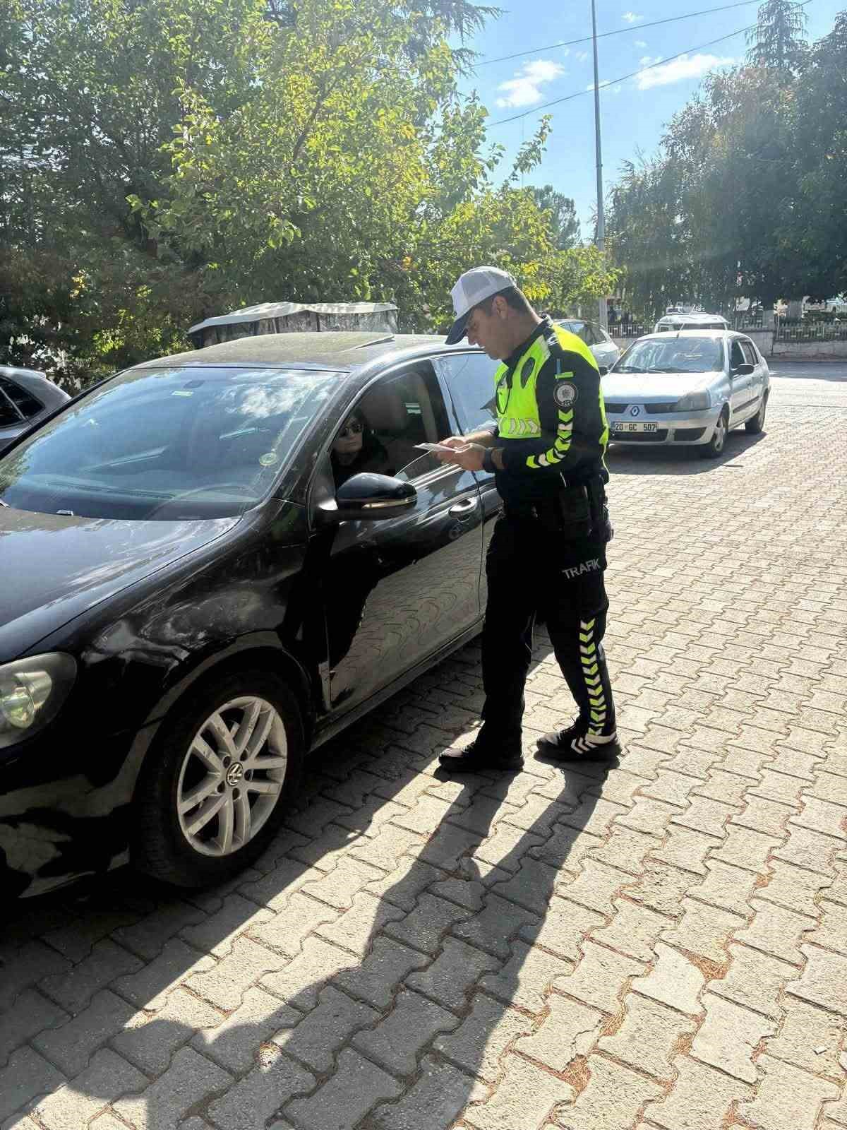 Denizli Çal'da polis trafik ve dolandırıcılık konusunda vatandaşları bilgilendirdi