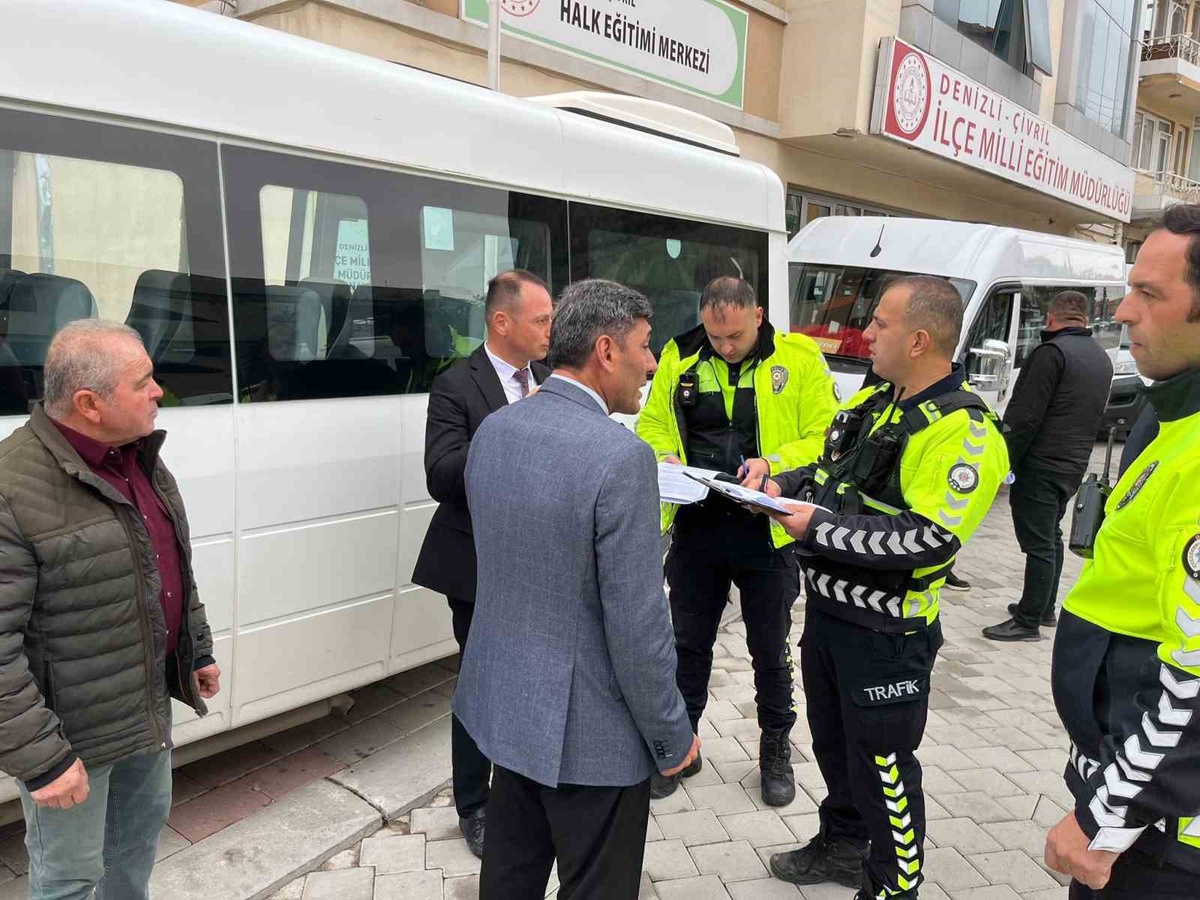 Denizli Çivril'de öğrenci servisleri denetlendi, güvenlik ekipmanları kontrol edildi