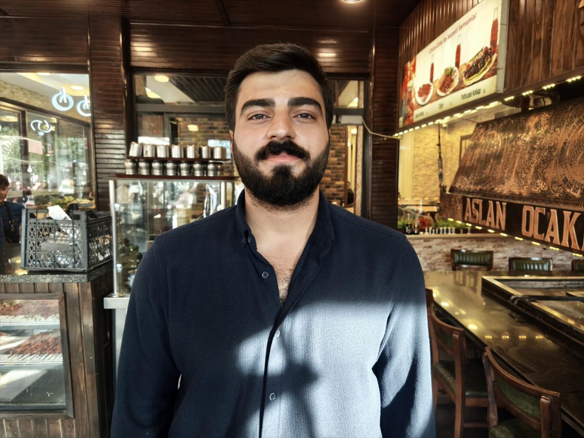 Diyarbakır'da nefes borusuna salatalık kaçan müşteriyi hemşirelik mezunu lokanta çalışanı Heimlich manevrasıyla kurtardı