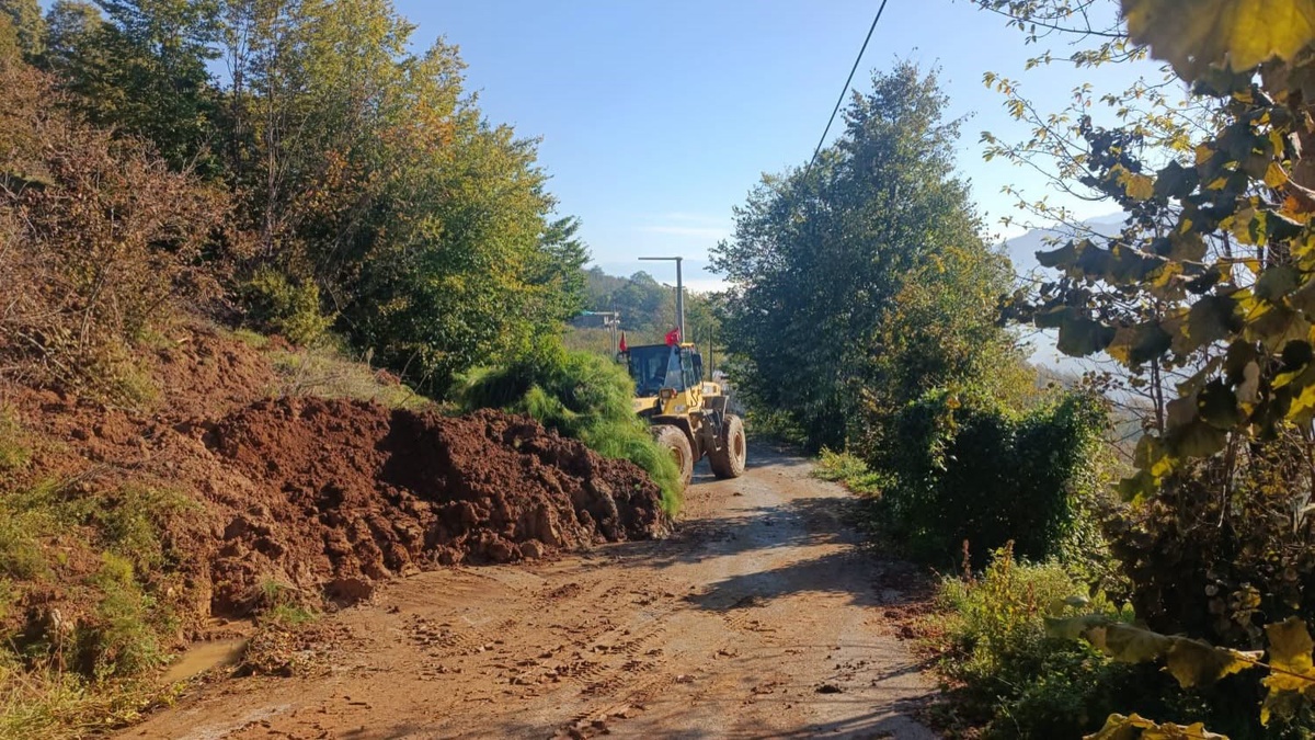 Düzce Gölyaka'da heyelan etkisindeki yollar İl Özel İdaresince stabilize edildi