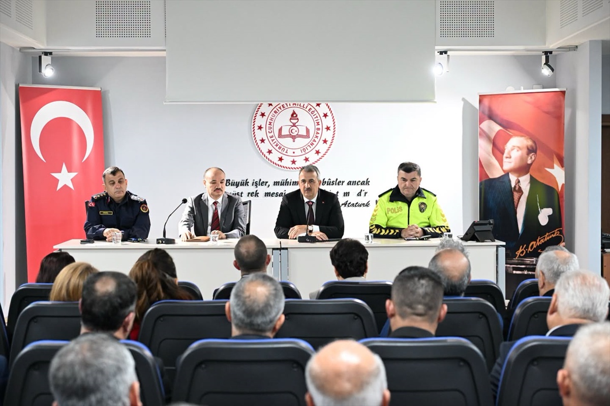 Edirne'de muhtarlar 19 Ekim Muhtarlar Günü'nde Vali Yunus Sezer'i ziyaret etti