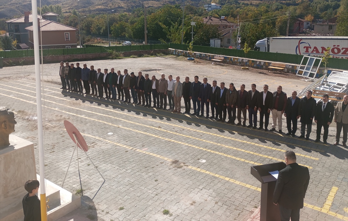 Elazığ Sivrice'de Muhtarlar Günü töreninde Metin Orhan muhtarlığın önemini anlattı