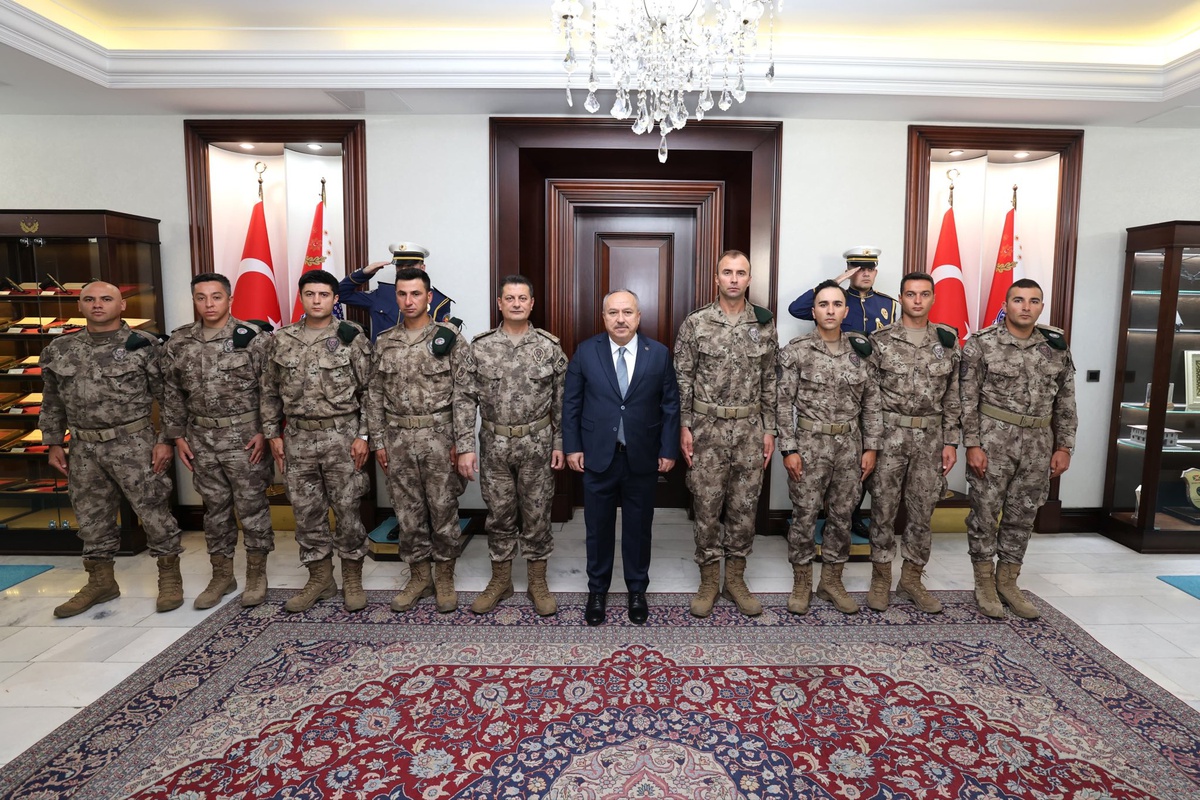 Emniyet Genel Müdürü Ali Fidan, BORAN'da birinci olan Özel Harekatçıları kabul etti