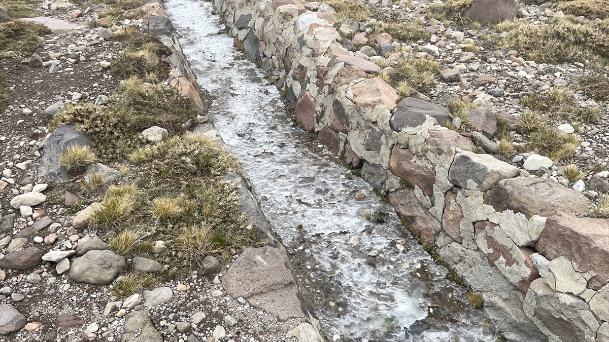 Erciyes'te yaklaşık 3 bin metredeki su kanalları kalın buzla kaplandı