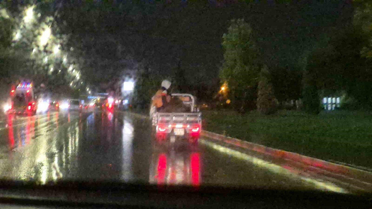 Eskişehir'de üç tekerlekli motosikletin kasasındaki yolcular yağmurda tehlike saçtı
