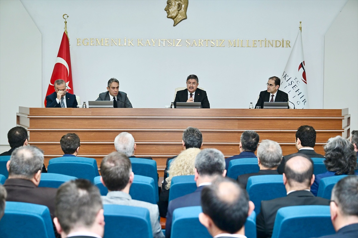 Eskişehir Valisi Erdinç Yılmaz başkanlığında güvenlik toplantısı gerçekleştirildi